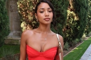 性感火辣！朗佐·鲍尔女友观战湖人 秀出迷人身材