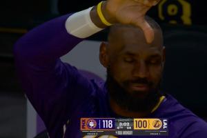 节目效果炸裂！狄龙背打布朗尼被逼走步 替补席詹姆斯比