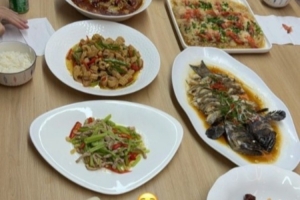 在美食中逐渐沉沦Junjia分享JDG基地晚餐