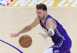 又失误了！狄龙抢断东契奇 马威跟进双手暴扣