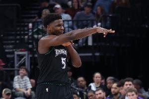 手很硬！爱德华兹加长三分一箭穿心 帮助球队扳平比分