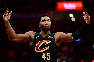 媒体人：骑士这赛季的进攻只得米切尔在那折腾 加兰&大球在干嘛？