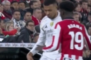 直接引发冲突！姆巴佩秀活穿裆博伊罗，后者暴怒直接推倒姆巴佩