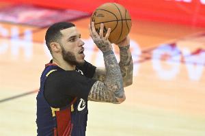 正负值-12最低！朗佐·鲍尔半场4中0一分未得 拿到5篮板