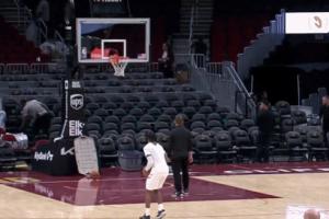 苦中作乐加兰赛后加练 命中三分后大跳庆祝