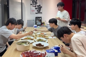 JDG晒队员拍摄花絮：JDG新阵容已成功解锁