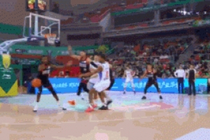 身体素质炸裂！深圳外援史密斯半场8中5轰下20分1板3助2断2帽