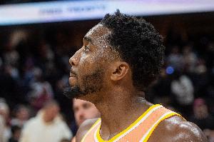 抬手就有！米切尔侧翼连续晃动 抬手三分洞穿篮心