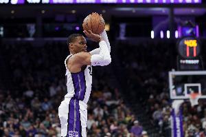 外线开火！威少首节出战7分半钟 三分2投2中砍下6分2助攻