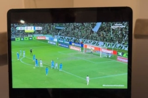 迷弟！罗德里戈通过笔记本电脑观看内马尔戴帽