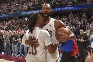 加兰变向突破分球 小莫布里晃起开拓者内线&炸球再起双手暴扣