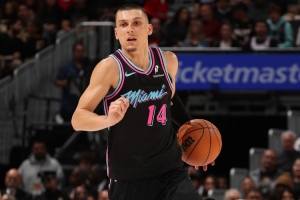 冲锋陷阵！希罗半场12投8中得20分3板1断 得分全场最高