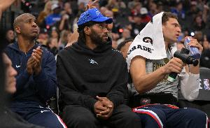 A·史密斯:快船不可理喻 他们有联盟最差超巨小卡 对球队毫无贡献