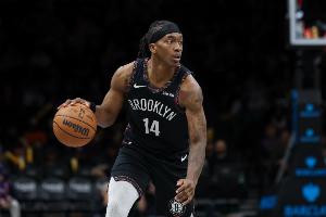 希望没事啊！曼恩上篮重摔 坚持罚篮后返回更衣室