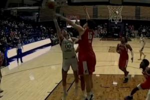 遮天蔽日！杨瀚森禁区内镇守补防 原地拔起左手扇飞对手上篮