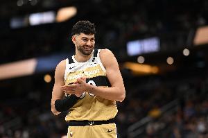 袖里乾坤！武克切维奇脑后传球 莱利空位三分正中靶心