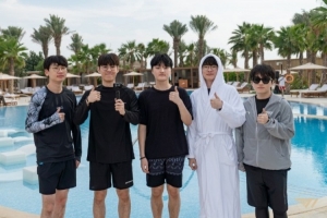 T1官媒晒队员团建照：T1 with The Red Sea