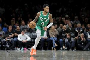 万箭齐发！安芬尼·西蒙斯独中4记三分 绿军轰21-5领先奇才39分