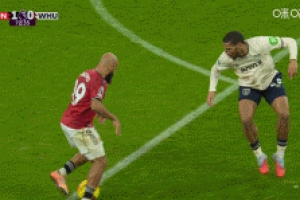 姆伯莫禁区内倒地裁判未判犯规，库尼亚跟进射门被挡出