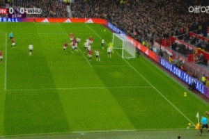 曼联战术角球，姆伯莫边路突然兜射远角，可惜被门将扑出