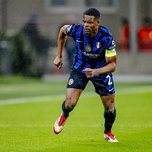 米体：邓弗里斯脚踝恢复良好，希望对阵利物浦能进名单