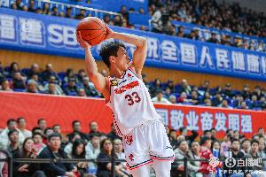 小将表现不错！杨溢7中3拿到10分4板6助2断 正负值+23