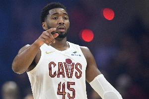 倒也没给外人！米切尔突破分球 直接传给替补席的队友