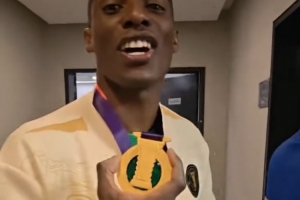 法比奥激动晒奖牌：我终于有冠军了，荣誉薄上终于从零变成1了