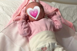 东契奇晒新出生二女儿的照片：Olivia