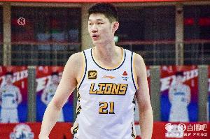 稳得很！胡金秋半场9中5拿到13分2板1帽