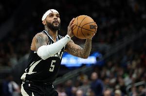 还有的追！特伦特借掩护直接三分 乔治扑防不及送加罚！