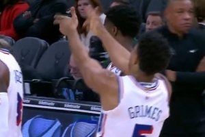 砰砰砰！格莱姆斯3+1杀死比赛 对着替补席摆出手枪姿势庆祝！