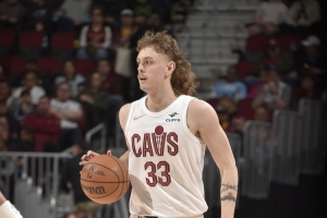 潇洒！特雷弗斯背运过人 随后杀入篮下轻松打中