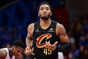 不太行！多诺万·米切尔半场10中3拿到8分 三分5中2