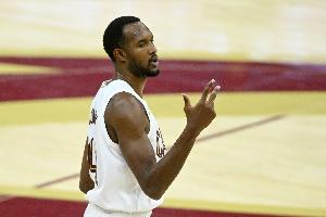 稳定发挥！小莫布里半场11中5拿到10分5篮板1盖帽