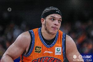 游刃有余！洛夫顿10中5拿到19分5板4助 正负值+17