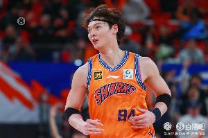 卢伟：王哲林今夏每天罚球练100-200个 所以罚篮比之前进步不少