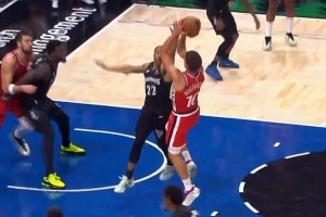 手不软！博格丹金鸡独立中投命中 帮助快船追平比分