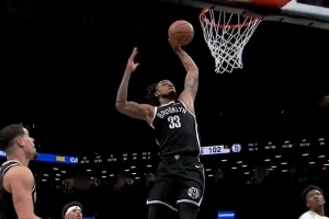 四哥进化了！克拉克斯顿抢到篮板一条龙 单臂滑翔劈扣！