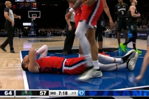 兰德尔肘到祖巴茨吹后者防守犯规 快船挑战成功改判进攻犯规