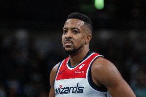 外线可以！麦科勒姆半场4记三分拿下14分2助攻 命中半场压哨三分