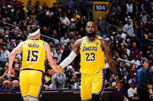 二人转！里夫斯送击地妙传 詹姆斯接球顺下轻松上篮