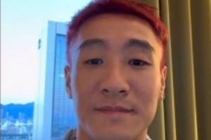 红发韦少闪亮登场国脚为淮超录制视频，韦世豪红色头发出镜