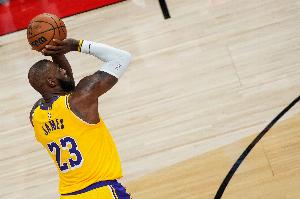 驾轻就熟！詹姆斯背身单打 转身抛投空心命中