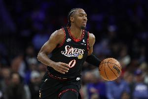 不讲理！马克西胯下撤步 顶着艾顿加长三分再中打停湖人！