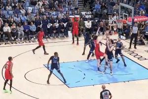 自信心来了！杨瀚森背打左手勾手命中再次单吃埃迪个人连得4分