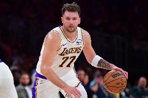 招牌动作！东契奇行进间找对抗 歪着身子抛投打进还造犯规