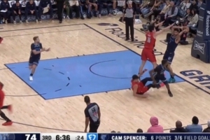 危险动作！官方：阿夫迪亚故意铲倒科沃德 被追加一级恶意犯规