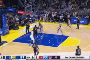 出手后原地劈腿凝视！威少飙中关键三分 国王缩小分差至2分