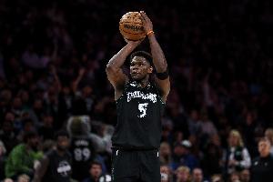 攻击力十足！爱德华兹半场10中7高效砍下21分1助1断 首节12分